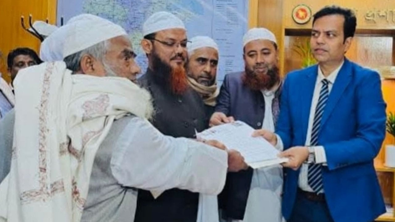 বাকেরগঞ্জ-৬ আসনে মনোনয়নপত্র জমা দিলেন শায়েখে চরমোনাই