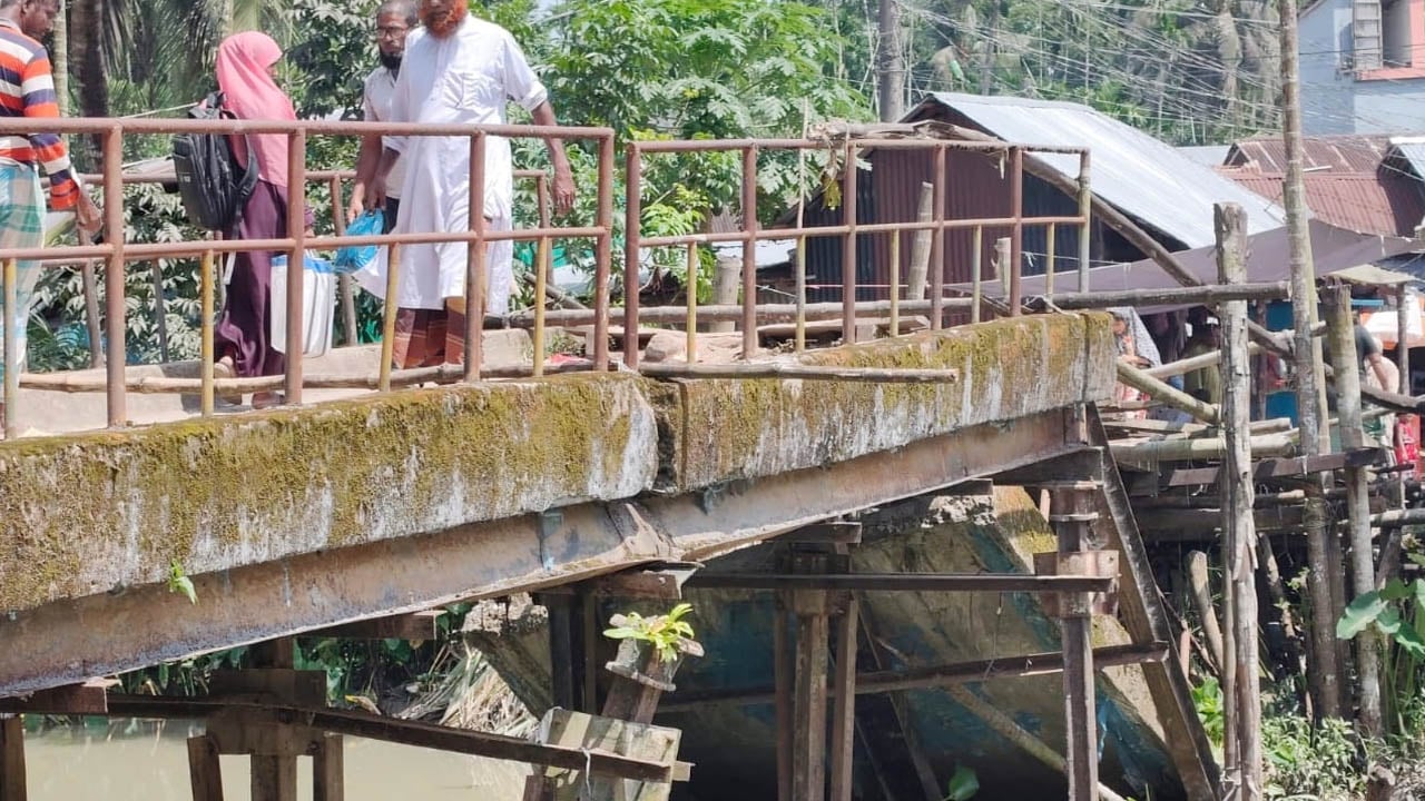 সেতু ভেঙে দুর্ভোগে দুই উপজেলার মানুষ