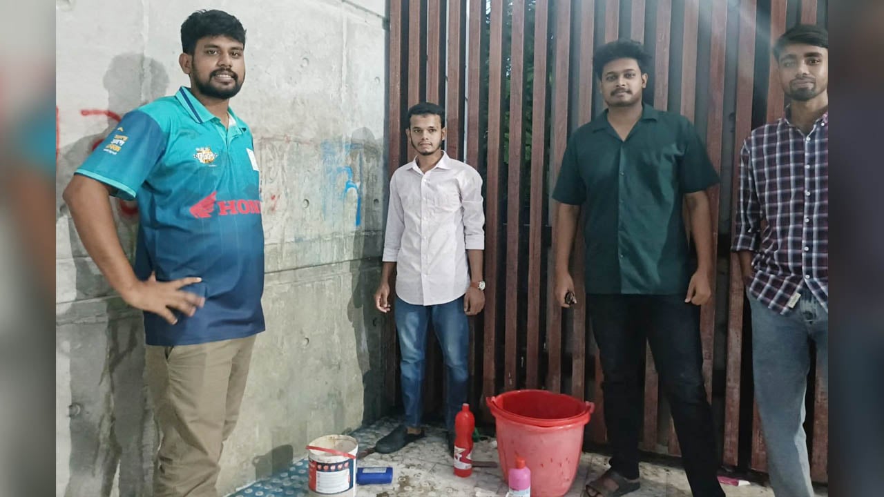 ৪৮ ঘণ্টা পর বেরোবির প্রধান ফটকের ‘শিবিরমুক্ত ক্যাম্পাস’ লেখা মুছে দিল ছাত্রদল
