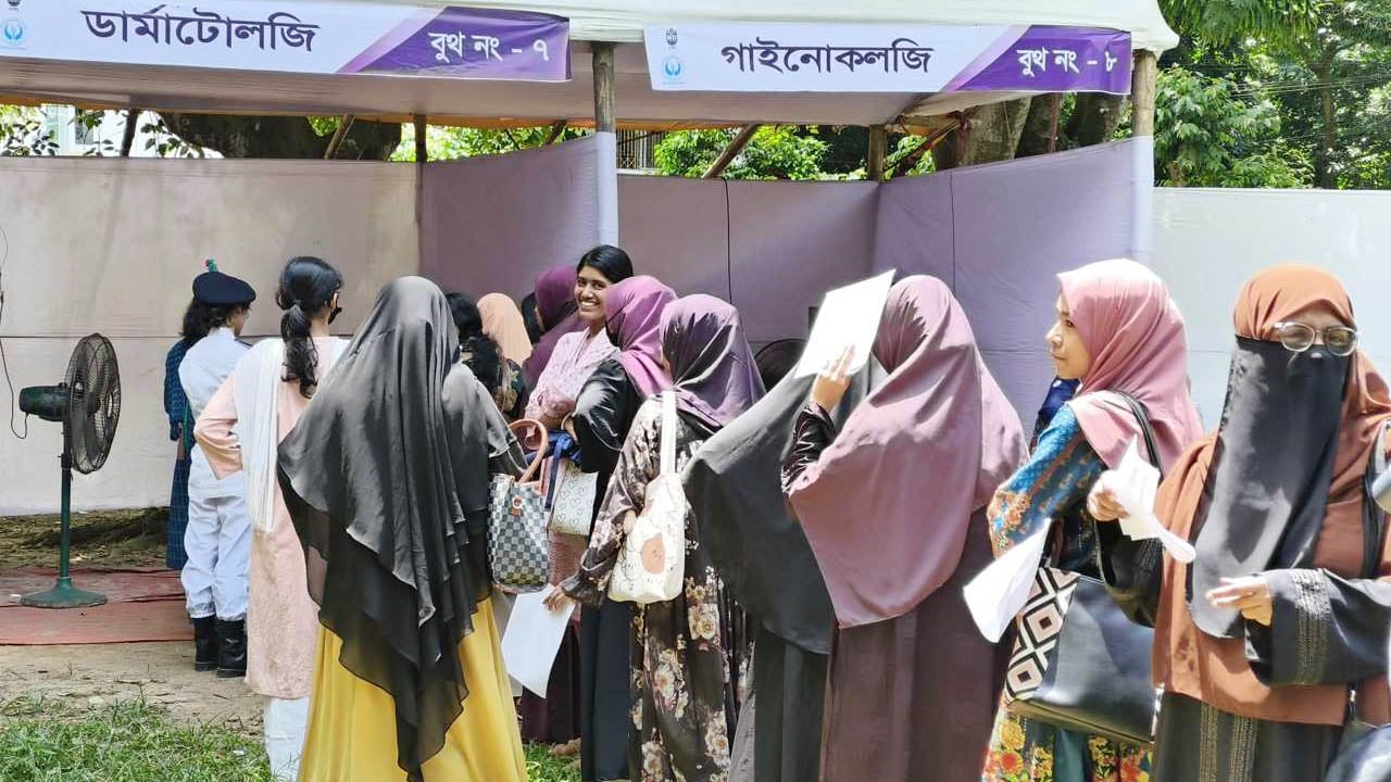 চাকসুর ফ্রি মেডিকেল ক্যাম্পে সেবা নিলেন দেড় হাজার ছাত্রী