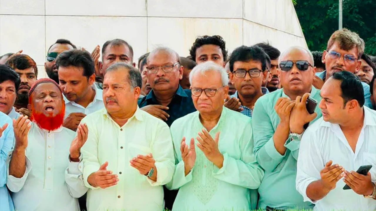 জিয়াউর রহমান ও বেগম খালেদা জিয়ার মাজারে শ্রদ্ধা জানালেন জহির উদ্দিন স্বপন
