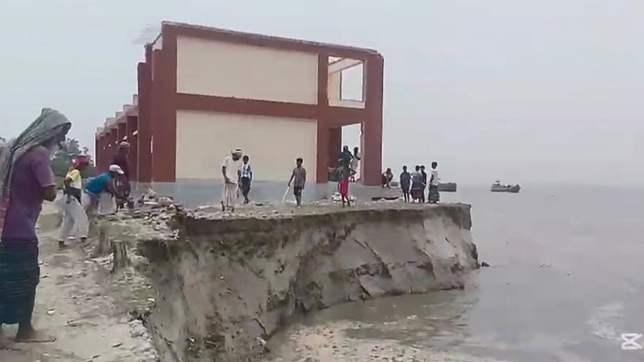 সিরাজগঞ্জে যমুনার ভয়াবহ ভাঙনে বিলীনের পথে সরকারি স্কুল