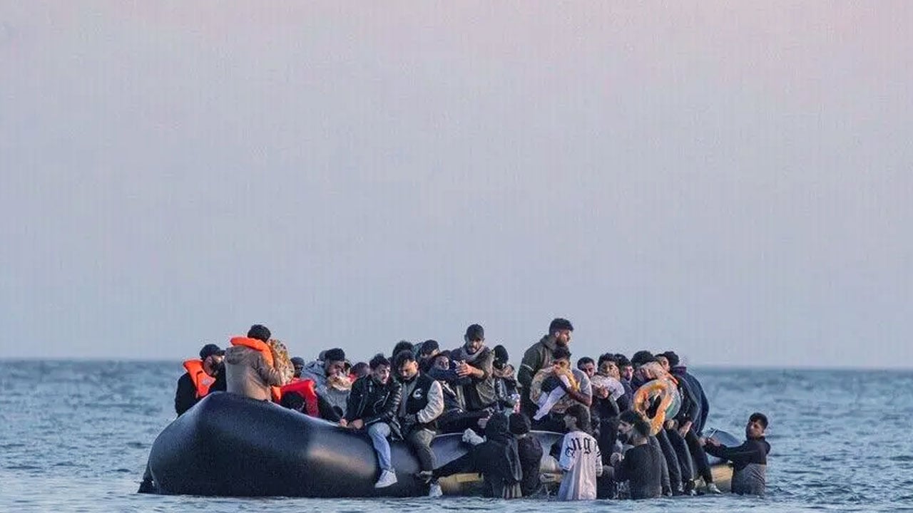 এক নৌকায় রেকর্ড ২৩০ অভিবাসীর ইংলিশ চ্যানেল পাড়ি