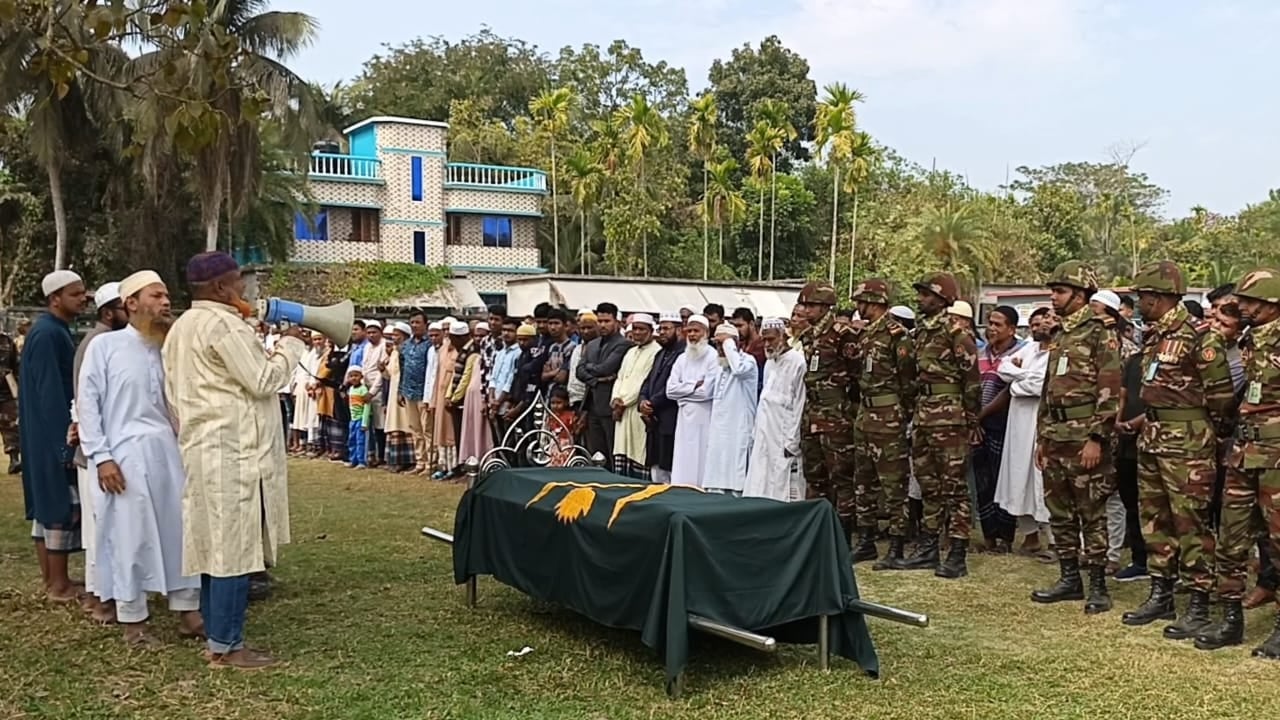 সড়ক দুর্ঘটনায় নিহত সেনা সদস্য সার্জেন্ট রেজাউল করিমের দাফন সম্পন্ন