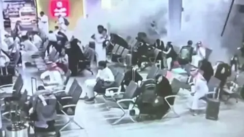 রিয়াদের বাসিন্দাদের ফোনে বিমান হামলার হুমকির সতর্কতা