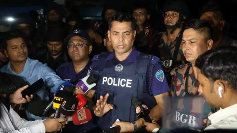 ‘সন্ত্রাসীরা এদিকে আসলে মাইরা ফেলামু’, জঙ্গল সলিমপুরে এসপি মাসুদ
