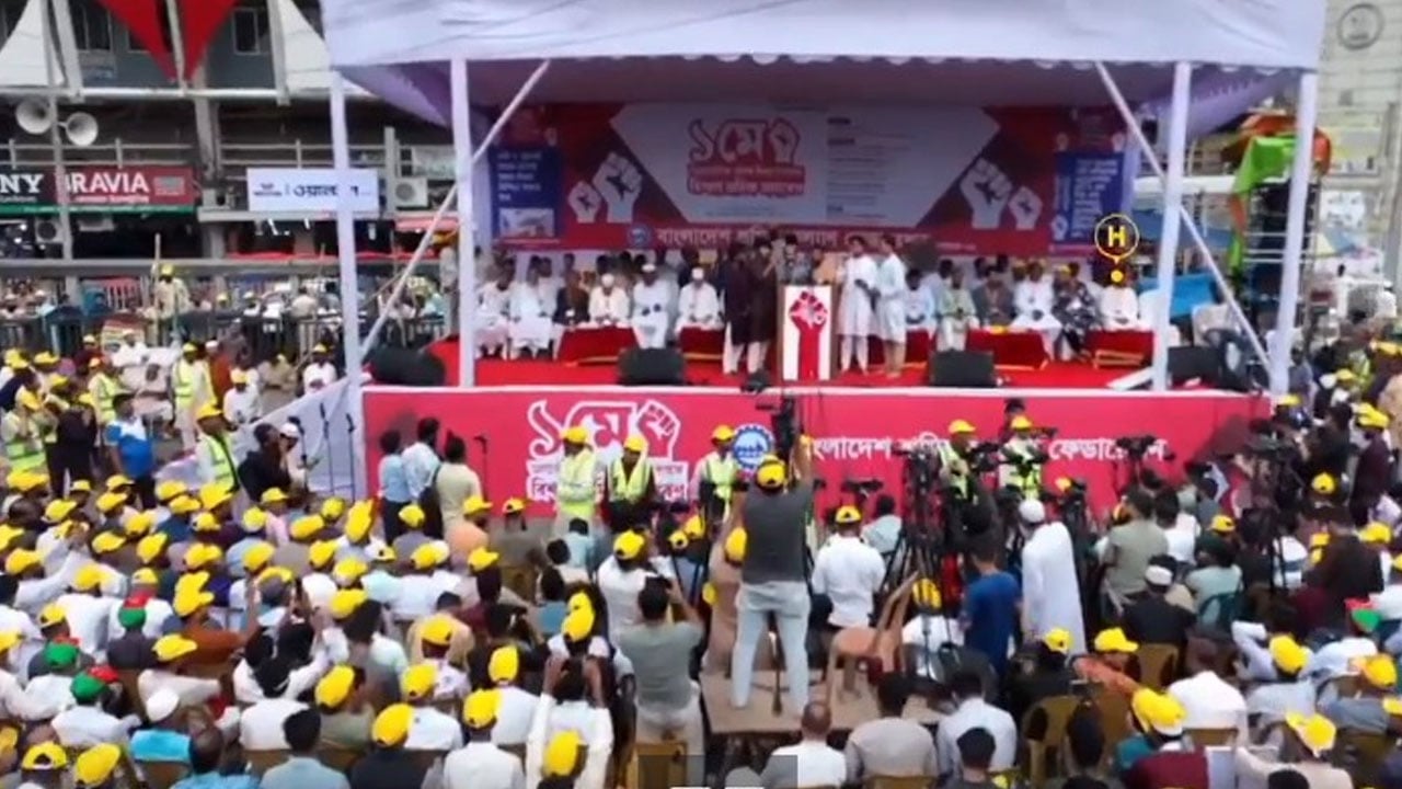 বায়তুল মোকাররমের দক্ষিণ গেটে চলছে শ্রমিক কল্যাণের সমাবেশ