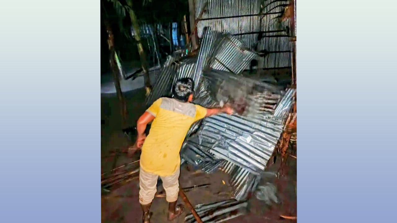 রংপুরে কালবৈশাখীর তাণ্ডব: ঘরবাড়ি বিধ্বস্ত, বিদ্যুৎ বিচ্ছিন্ন