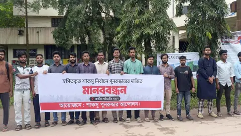 শাকসু নির্বাচন না দিলে চেয়ার ছাড়ুন, প্রশাসনকে শিক্ষার্থীদের হুঁশিয়ারি