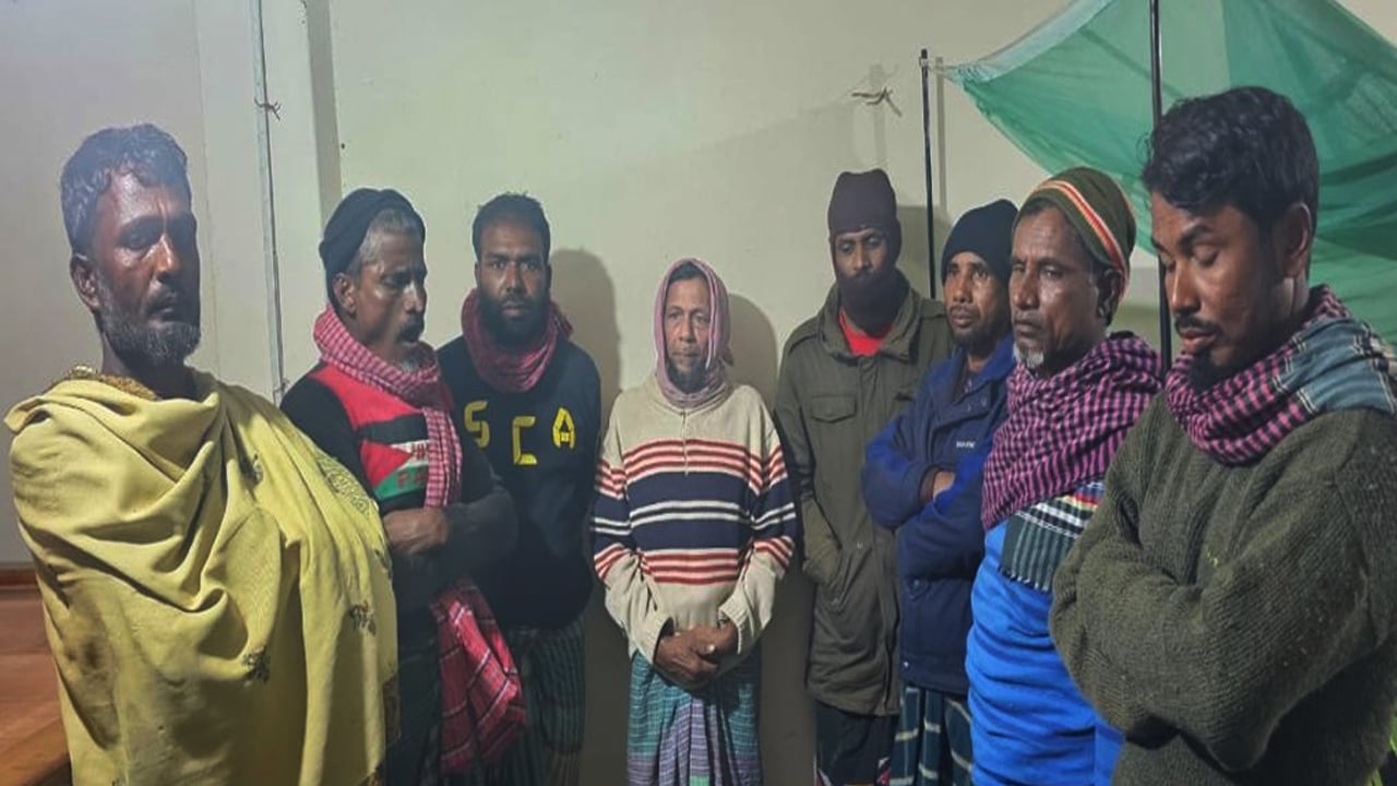 শামুক–ঝিনুক নিধন রোধ অভিযানে চার নৌকা জব্দ, আটক ৮