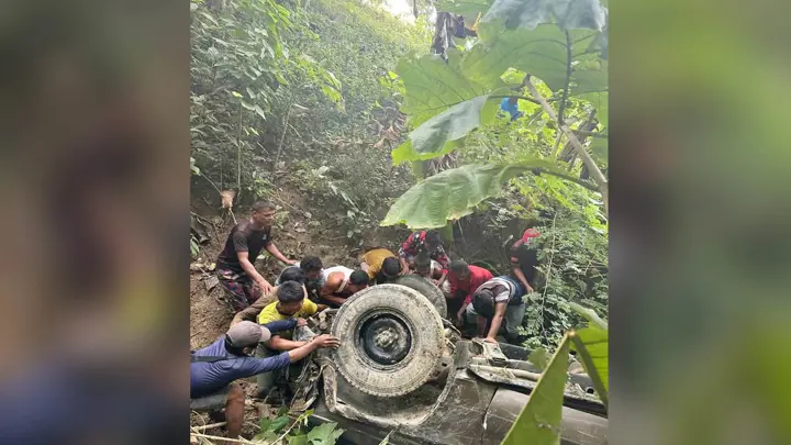 ঝুঁকিপূর্ণ তিন্দু সড়কে পর্যটকবাহী যান চলাচলে নিষেধাজ্ঞা
