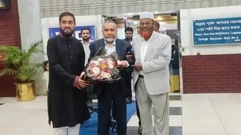 চিকিৎসা শেষে দেশে ফিরলেন বিরোধীদলীয় উপনেতা ডা. তাহের
