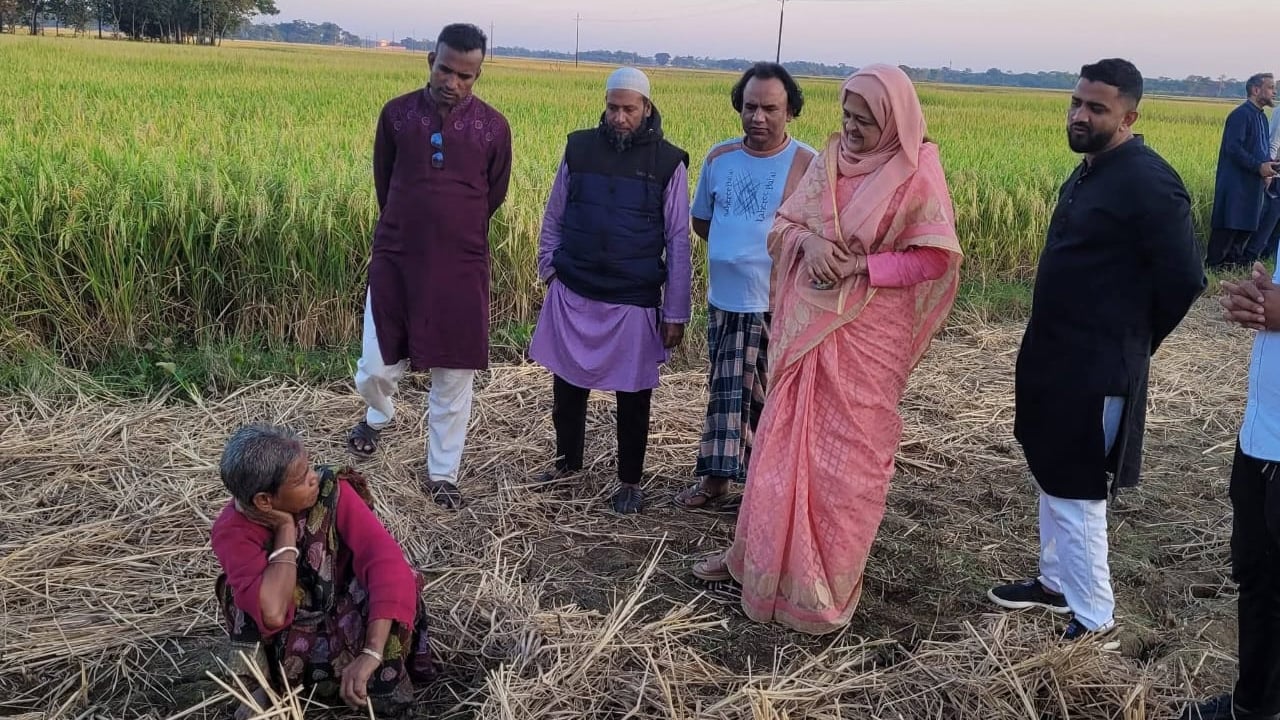 কৃষাণীর পাশে দাঁড়িয়ে প্রশংসা কুড়াচ্ছেন লুনা