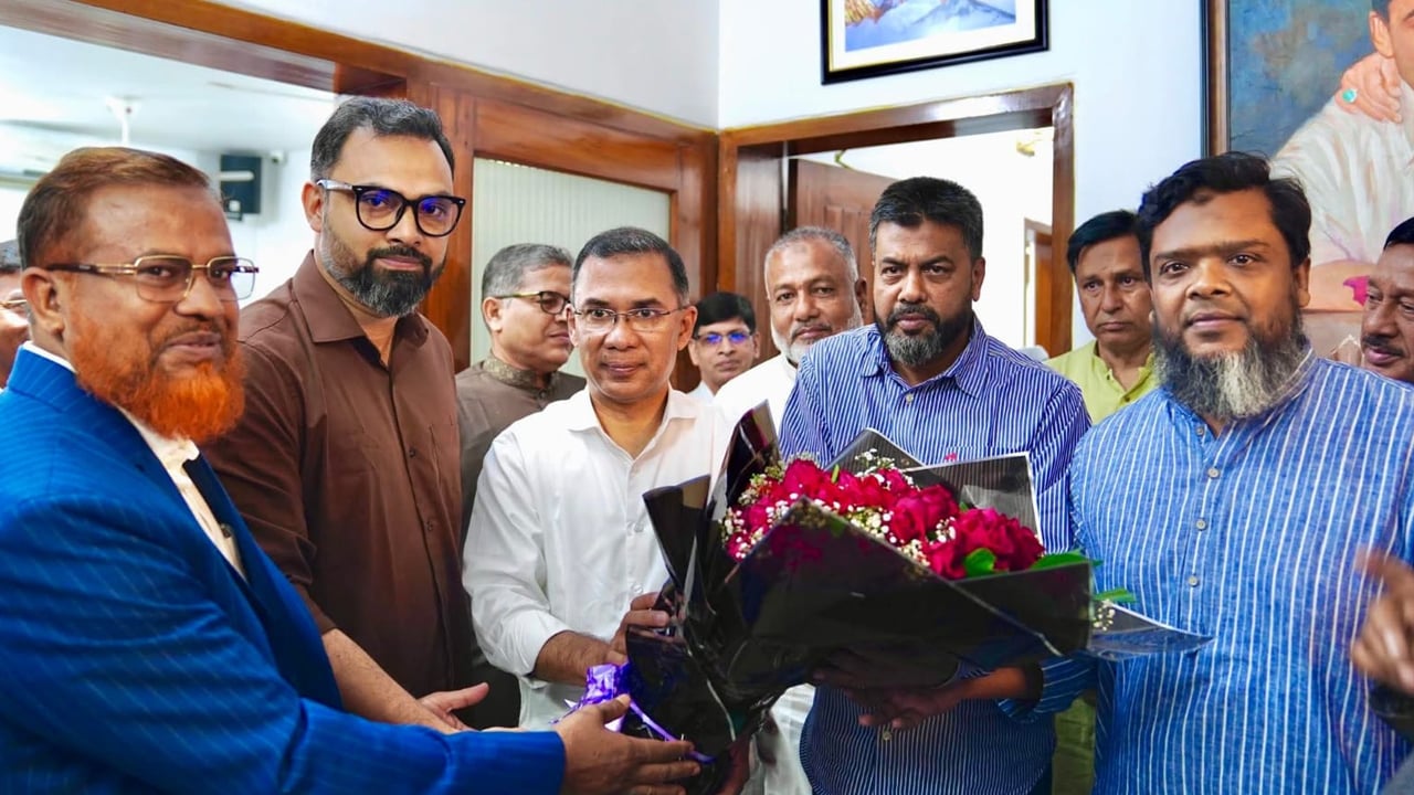 ঢাকা মহানগর বিএনপির নেতাদের সঙ্গে তারেক রহমানের শুভেচ্ছা বিনিময়