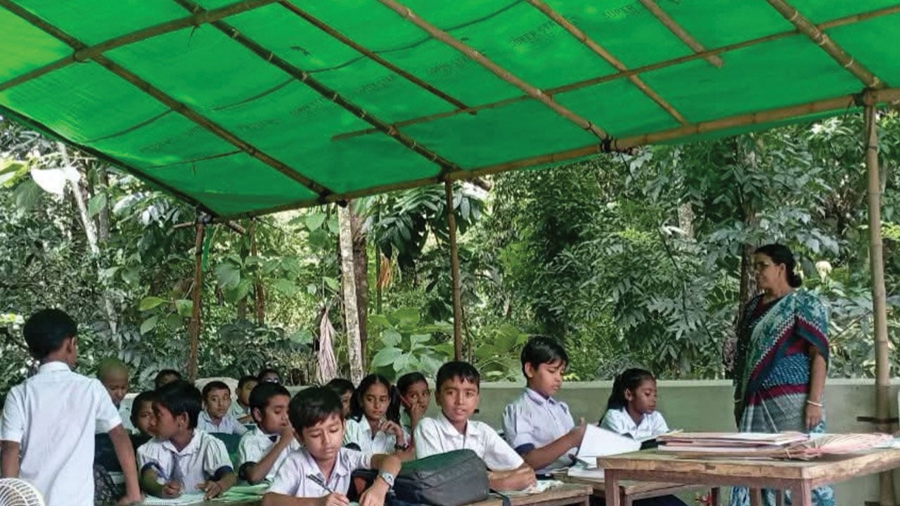 পাইকগাছায় তাঁবু টানিয়ে চলছে সরকারি প্রাইমারি স্কুলের ক্লাস