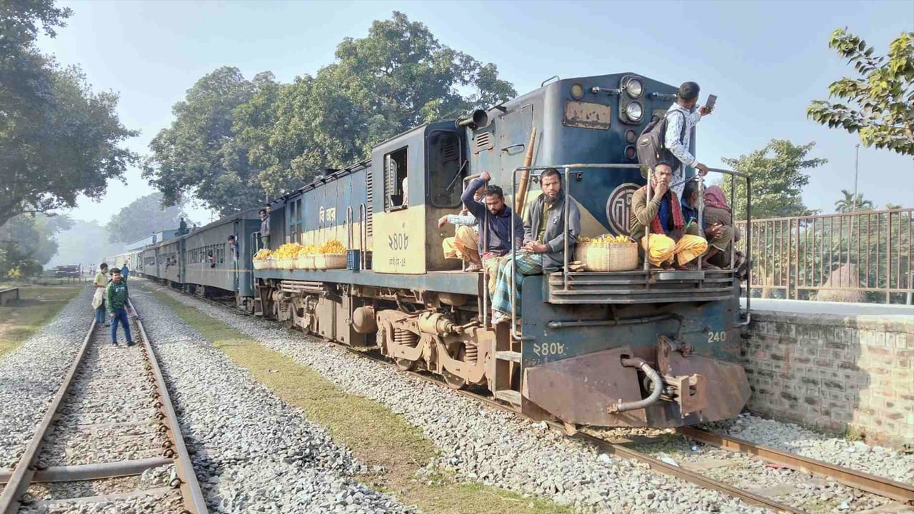 ট্রেনের ইঞ্জিন বিকল, ভোগান্তিতে যাত্রীরা
