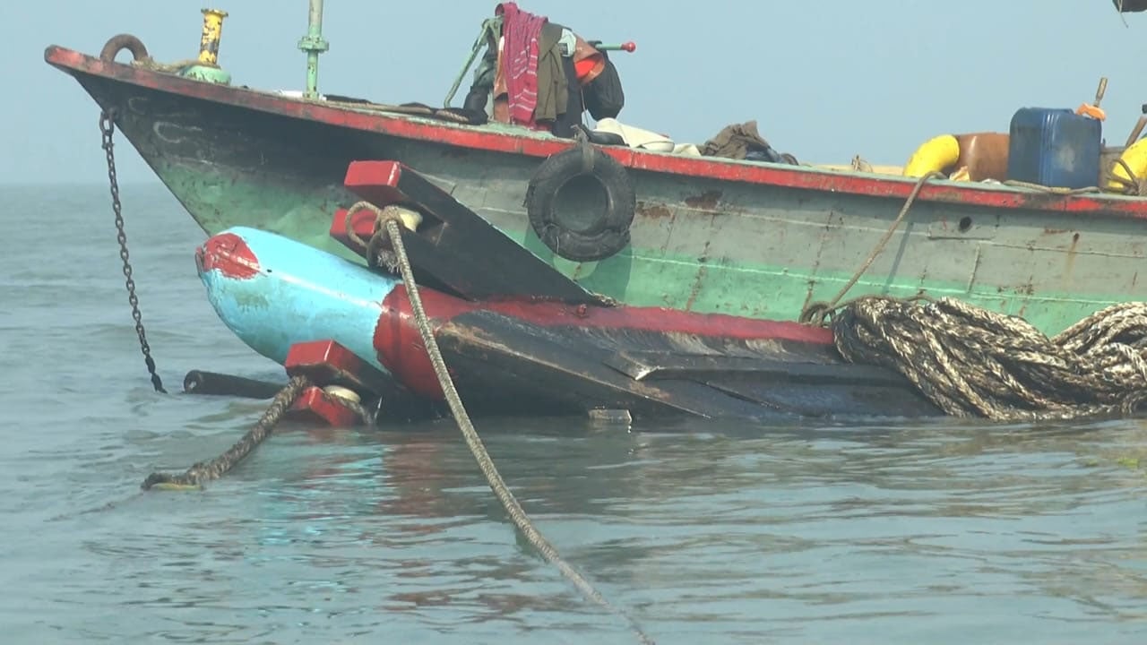 মেঘনায় ৩শ মণ লবণসহ ট্রলার ডুবি