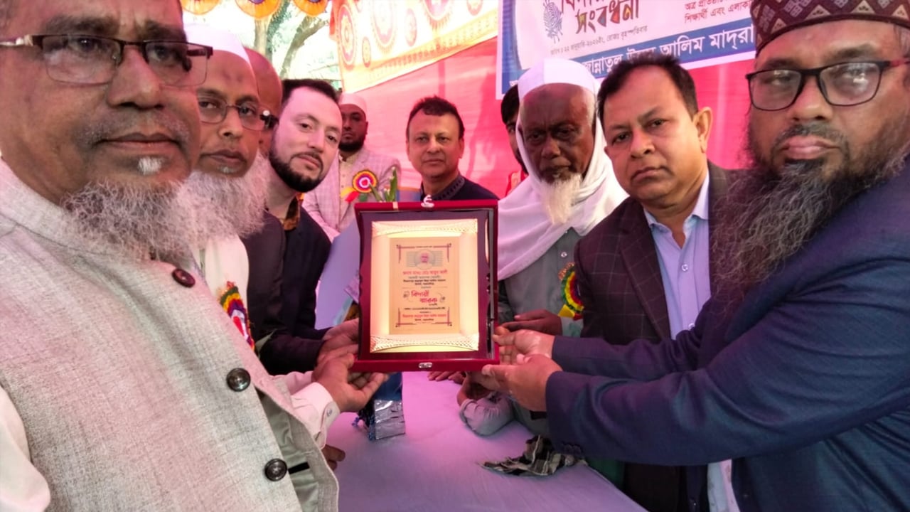 ত্রিশালে শিক্ষক আয়ুব আলীর বিদায় সংবর্ধনা