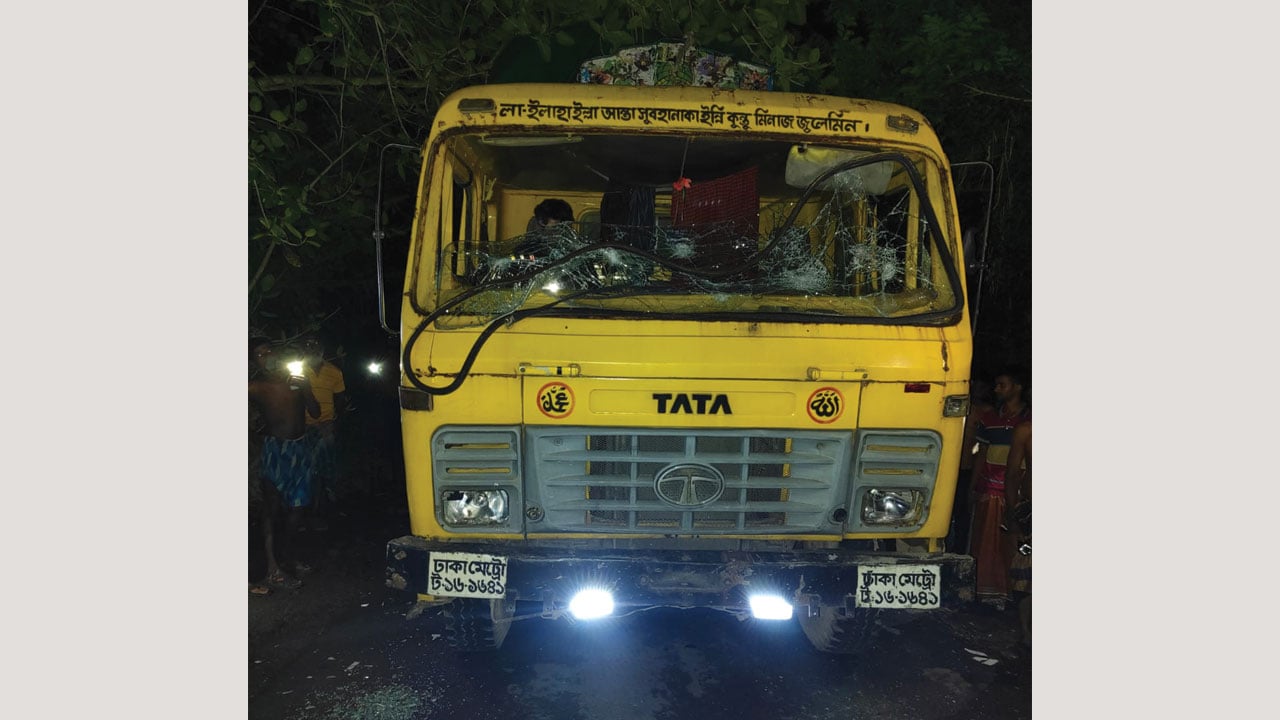 খুলনায় ট্রাকচাপায় একই পরিবারের ৩ জন নিহত