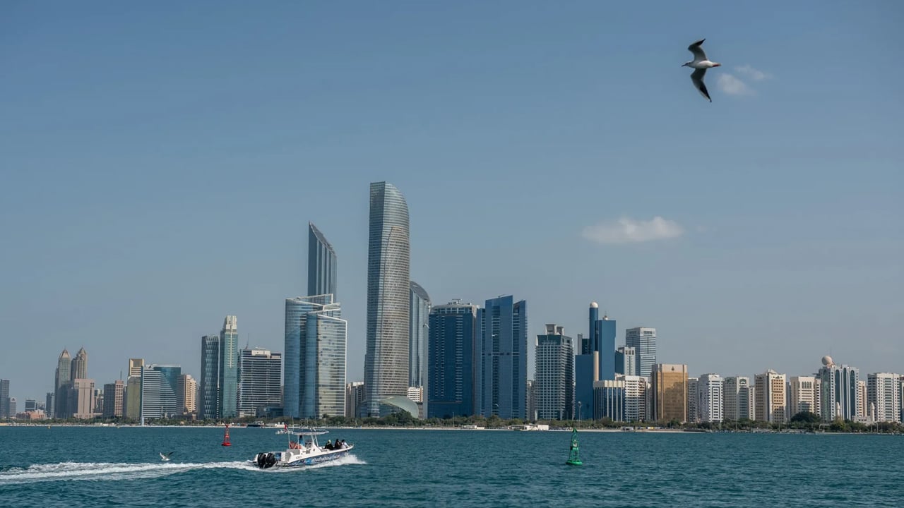 আবুধাবি–দুবাইয়ের বন্দর এলাকা খালি করতে সতর্ক করল ইরান