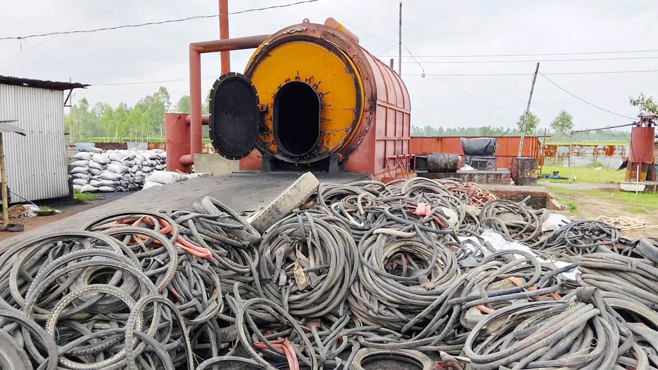 টায়ার পুড়িয়ে তেল উৎপাদন, তারাগঞ্জে জরিমানা ও প্রতিষ্ঠান বন্ধ