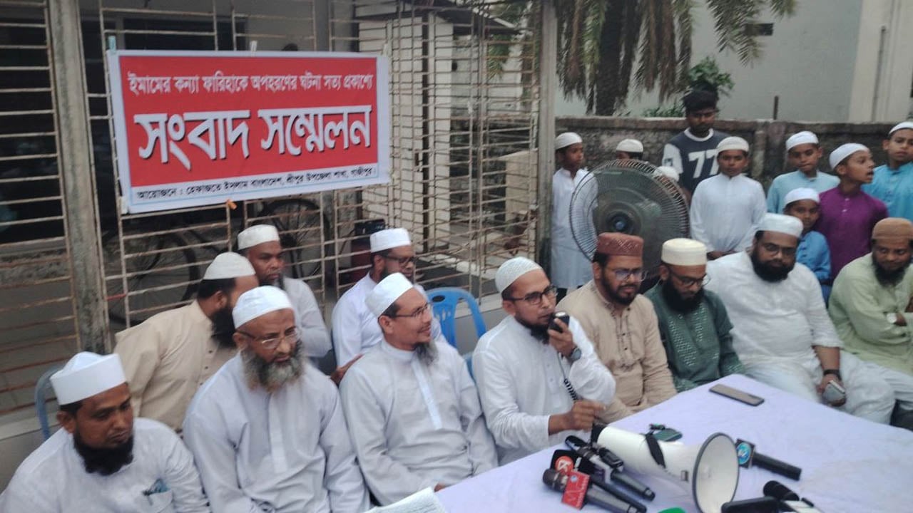 ইমামের মেয়ে অপহরণ, ‘প্রেম’ বলে চাপা দেয়ার অভিযোগে ওসি প্রত্যাহার দাবি