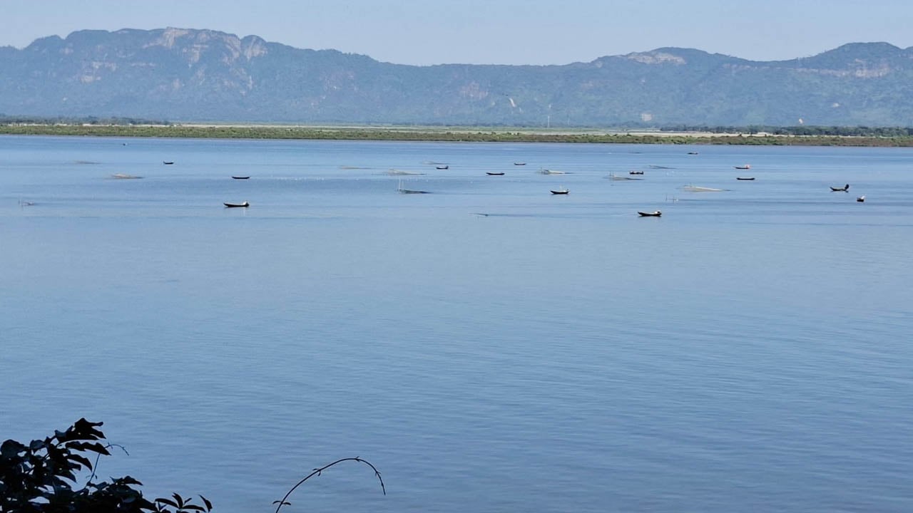 নাফ নদী থেকে পিতা-পুত্রসহ ৭ জেলেকে ধরে নিয়ে গেল আরাকান আর্মি