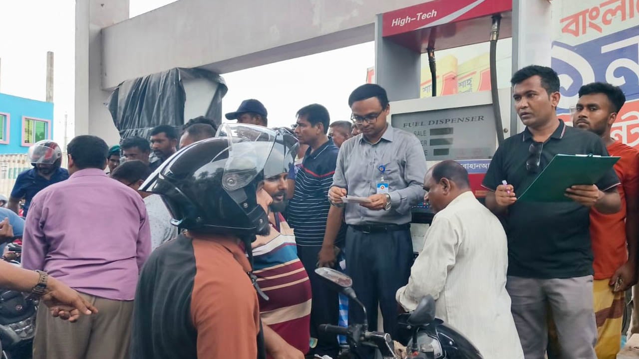 ফিলিং স্টেশনে তেল নিতে এসে জরিমানার ফাঁদে ৩ বাইকার