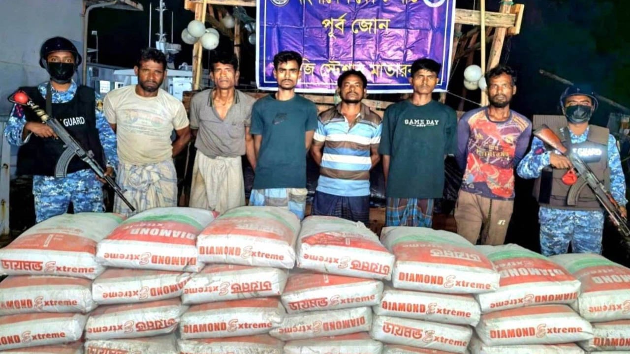 ৫৫০ বস্তা সিমেন্টসহ ৬ পাচারকারী আটক, দুই বোট জব্দ