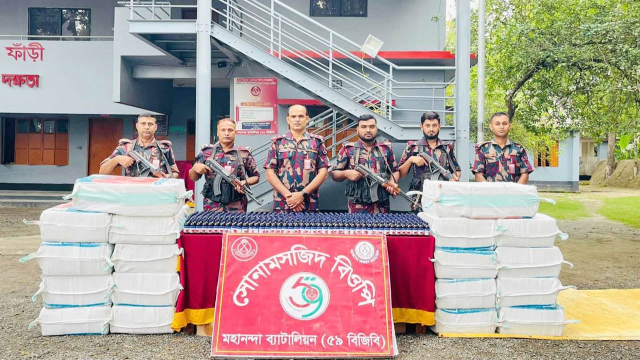 পণ্যের আড়ালে ভারতীয় ট্রাকে এলো ২০ বস্তা মাদক