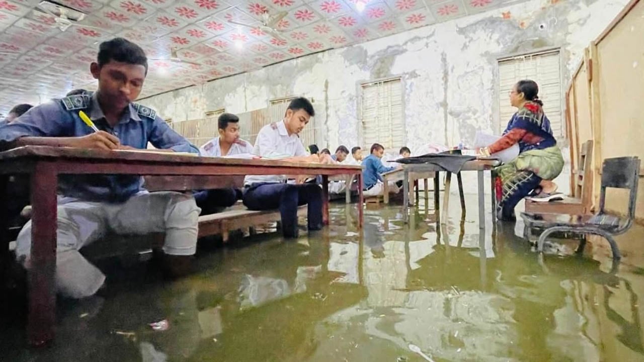 বেঞ্চে পা তুলে পরীক্ষা দিচ্ছে এসএসসি পরীক্ষার্থীরা