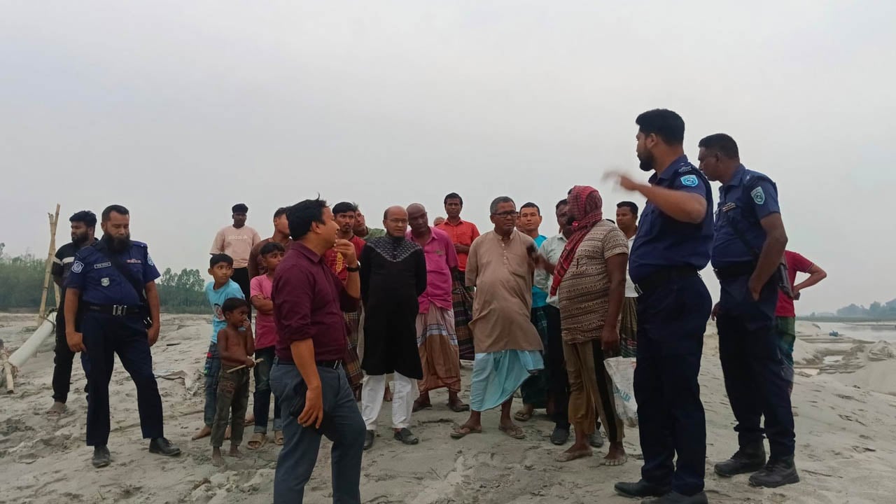 বীরগঞ্জে ভ্রাম্যমাণ আদালতের অভিযানে অবৈধ ড্রেজার জব্দ