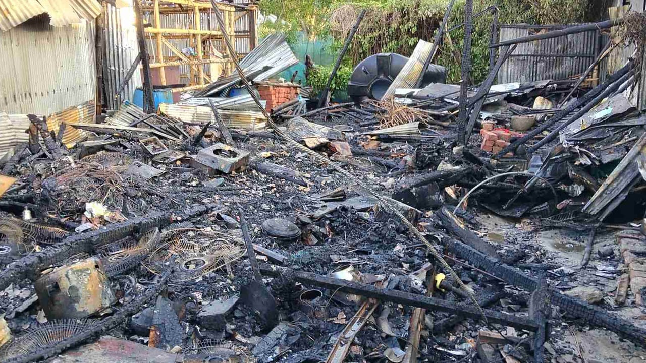 মোংলায় সরকার মার্কেটে অগ্নিকাণ্ডে পুড়ল ৫ দোকান