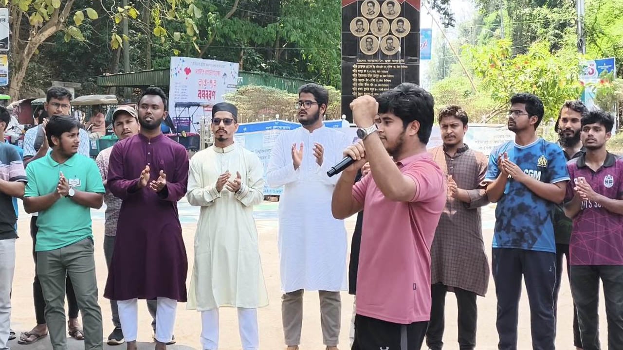 স্থানীয়দের হামলায় চবি শিক্ষার্থী আহত, প্রতিবাদে চাকসু ও শিবিরের বিক্ষোভ