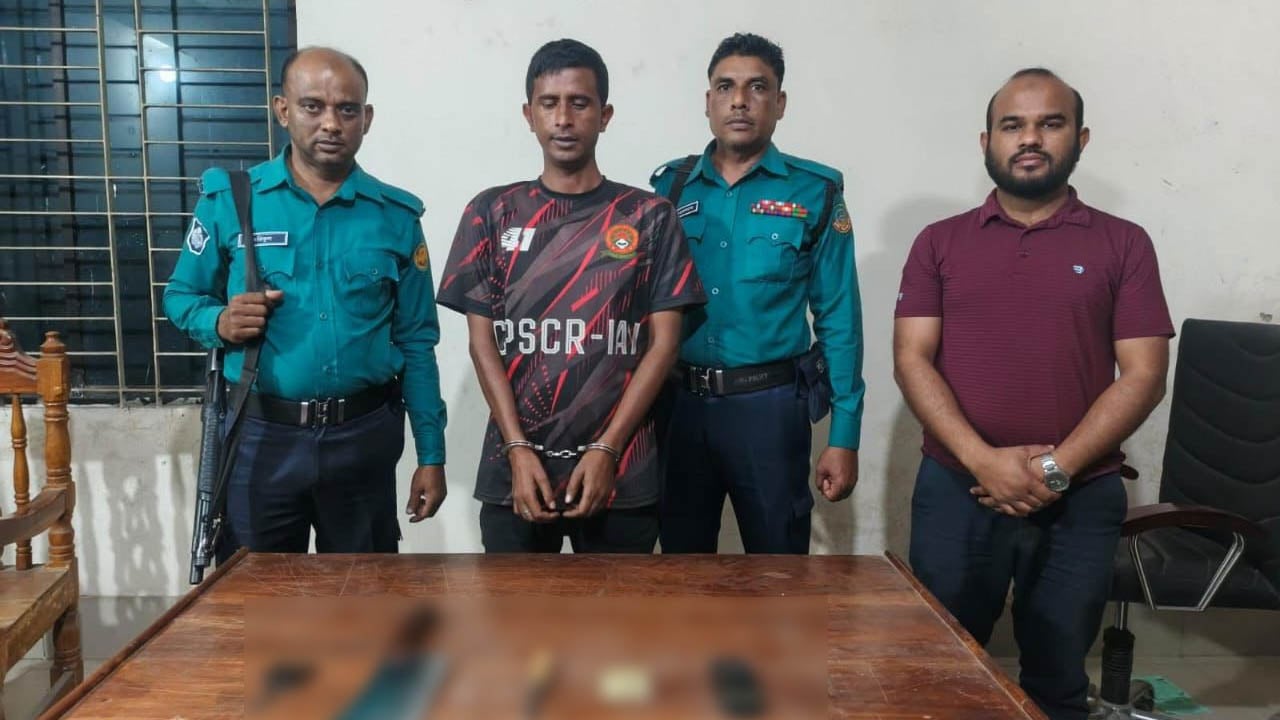 রংপুরে সিএনজি স্ট্যান্ডে চাঁদাবাজির সময় অস্ত্রসহ গ্রেপ্তার ১