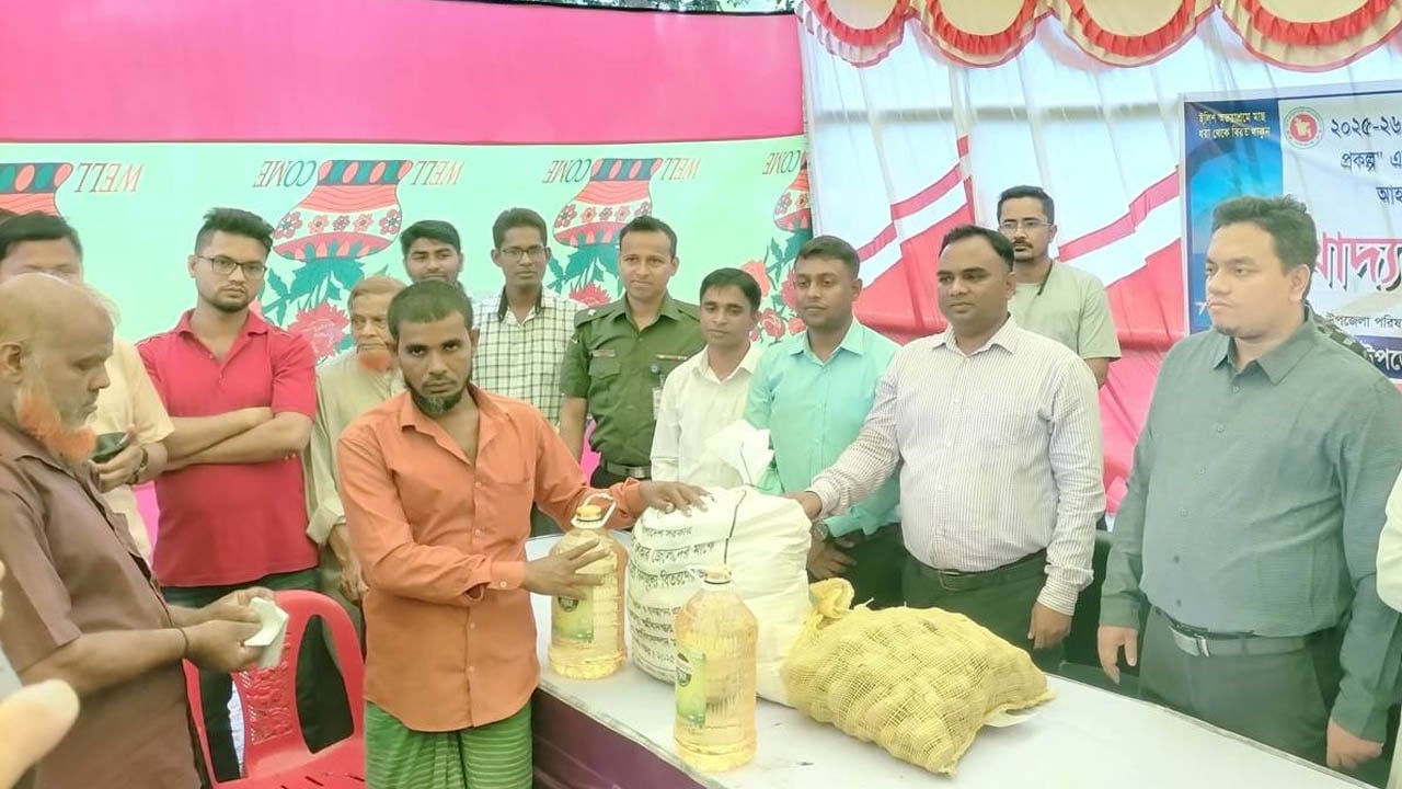 দৌলতখানে কর্মহীন জেলেদের মাঝে খাদ্যসামগ্রী বিতরণ