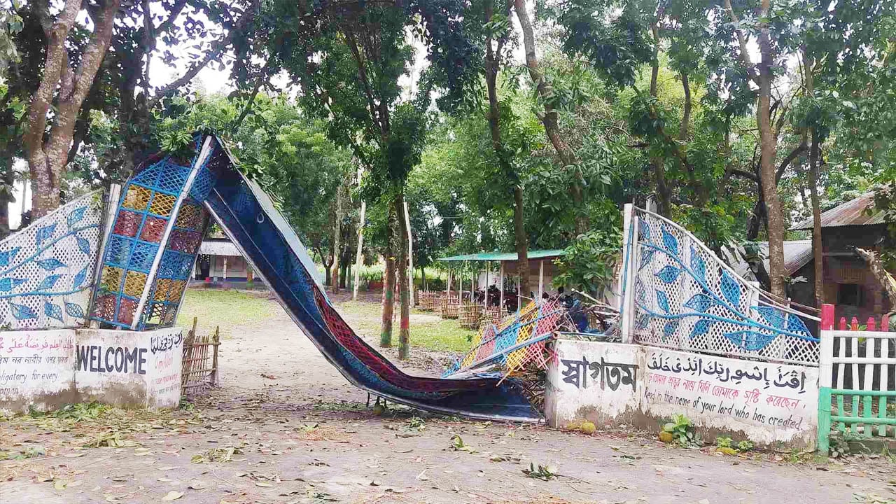 ঝড়ে মাদরাসা গেট বিধ্বস্ত, সুপারের আবেগঘন ফেসবুক পোস্ট
