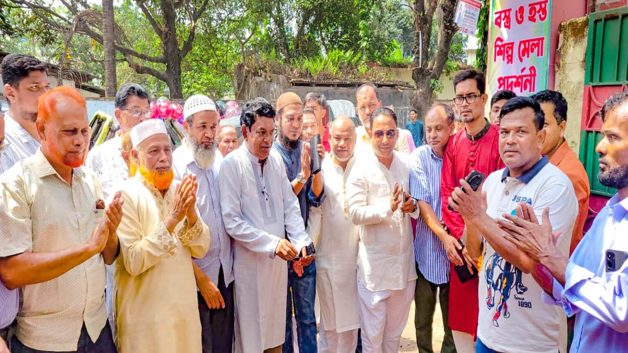 ব্যবসায়ীদের বিরোধিতা সত্ত্বেও আ.লীগ নেতার সুপারিশে তাঁত মেলার অনুমতি