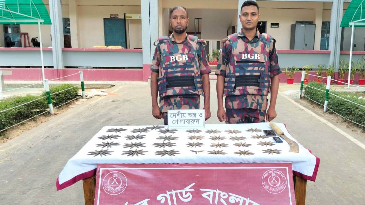 উখিয়ায় বিজিবির অভিযানে ২৮২ রাউন্ড গুলি ও দেশীয় অস্ত্র উদ্ধার