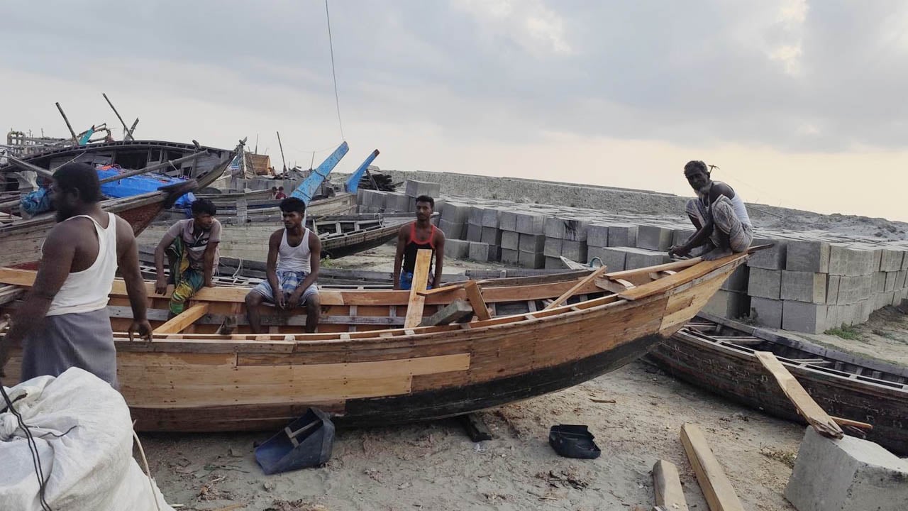 নিষেধাজ্ঞা শেষ, মধ্যরাত থেকে মেঘনায় নামছেন জেলেরা