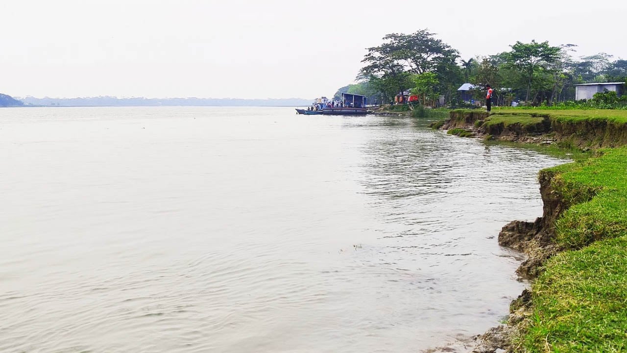 বর্ষার শুরুতেই তীব্র নদীভাঙন, হুমকিতে শতবর্ষী বাবুগঞ্জ বাজার