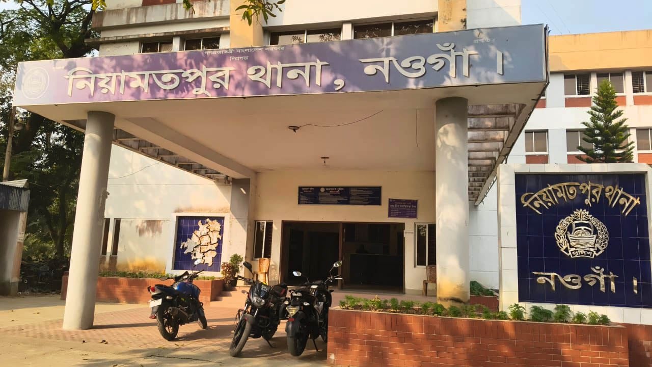 নিয়ামতপুরে কলেজ ছাত্রের ঝুলন্ত লাশ উদ্ধার