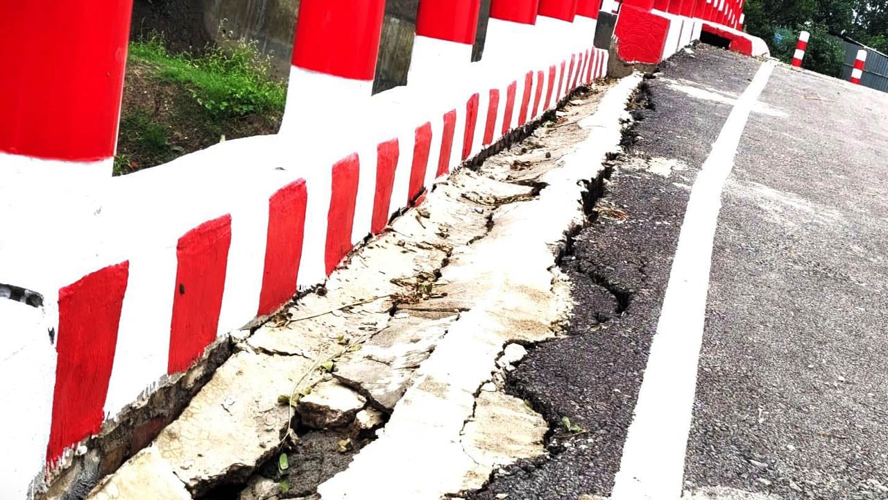 উদ্বোধনের আগেই ধসে পড়ছে ২ কোটি টাকার নান্দনিক সেতু ও সড়ক