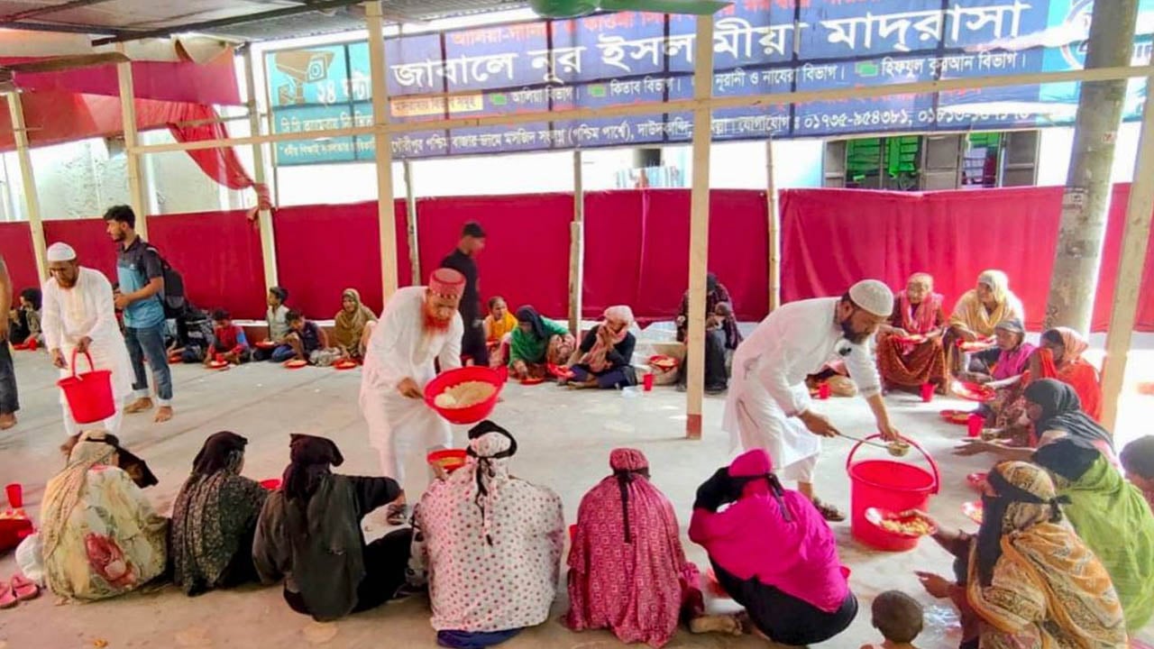 অসহায়দের মুখে তৃপ্তির হাসি ফোটাচ্ছে ‘মানবতার ভাতের হাঁড়ি’