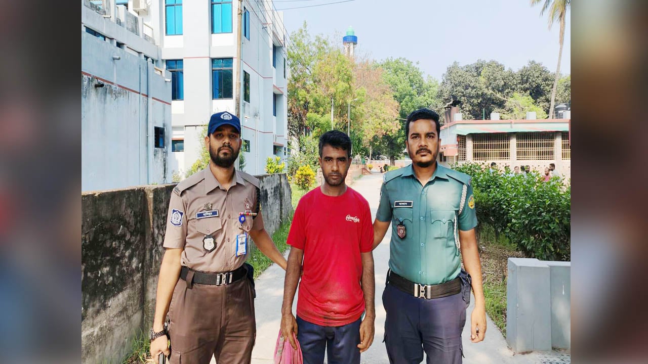 রুয়েট ক্যান্টিনে খাবারে ভেজাল দেওয়ায় কর্মচারী আটক