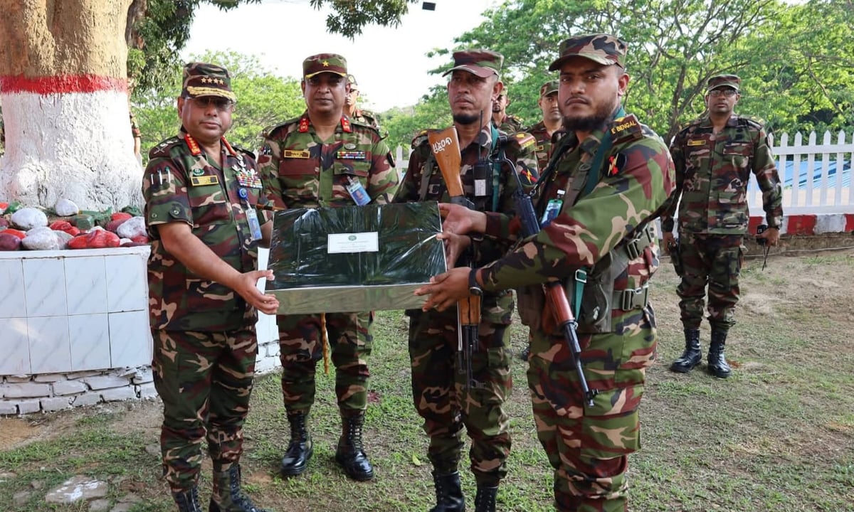 পার্বত্য চট্টগ্রামে সেনা ক্যাম্প পরিদর্শন সেনাপ্রধানের
