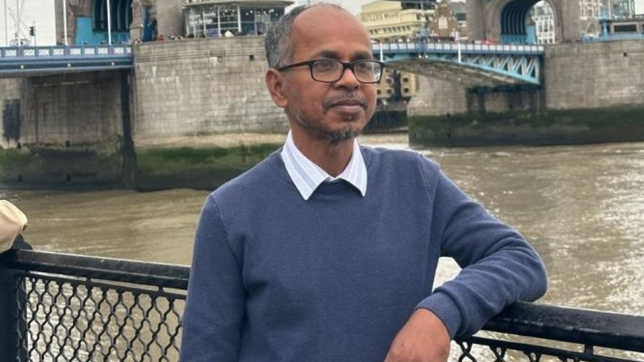 যাকে আসন ছেড়ে দিয়ে সরে গেলেন সাংবাদিক অলিউল্লাহ নোমান