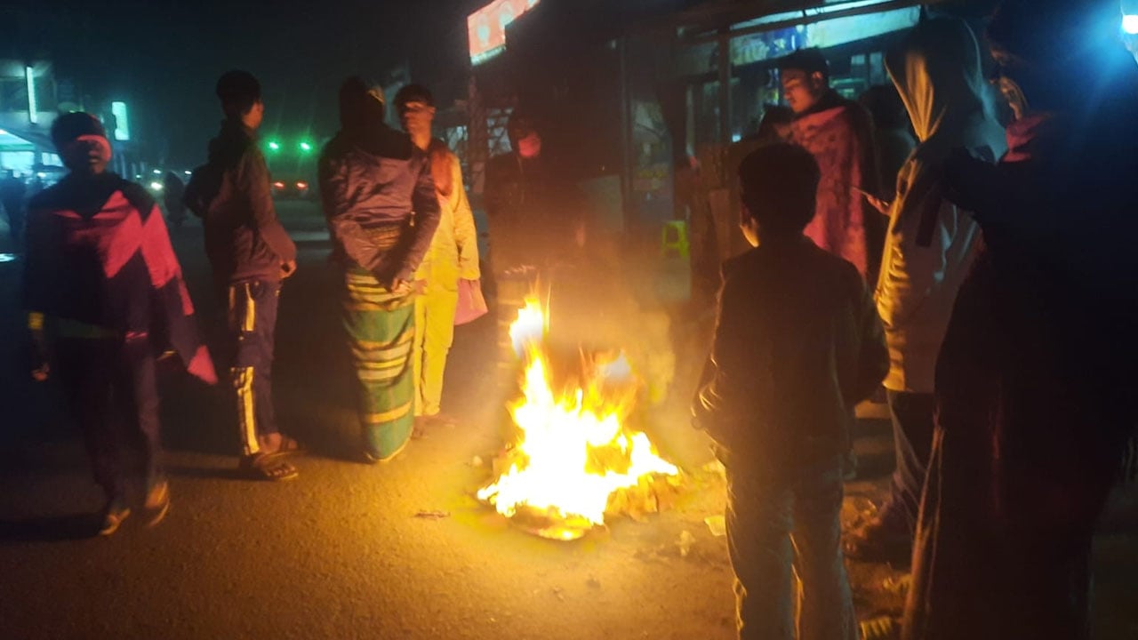 সূর্যের দেখা মিলছে না রৌমারীতে, শীতে জনজীবন বিপর্যস্ত