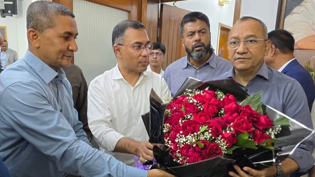 তারেক রহমানকে ফুলেল শুভেচ্ছা জানাল যুবদল