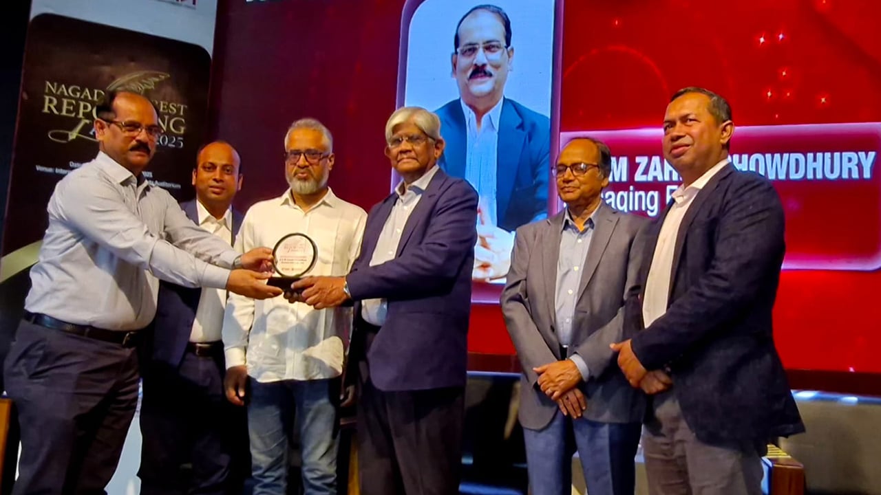 আমার দেশের ব্যবস্থাপনা সম্পাদক জাহেদ চৌধুরীর হাতে ক্রেস্ট তুলে দেন অন্তর্বর্তী সরকারের অর্থ উপদেষ্টা ড. সালেহউদ্দিন আহমেদ। ছবি : আমার দেশ